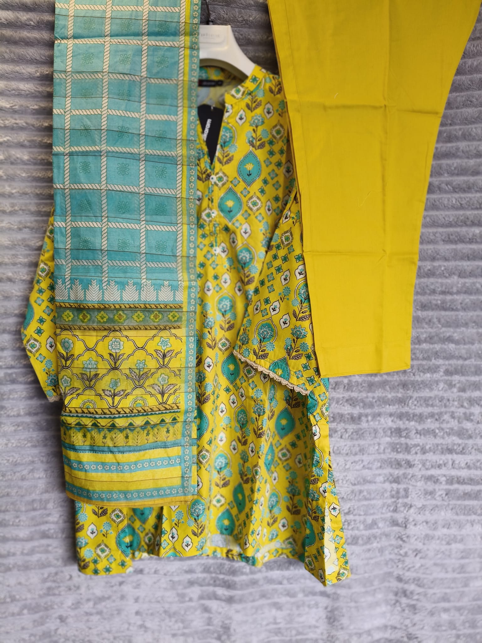 Zest Bloom – Alkaram Luxe Yellow Ensemble - Image 4