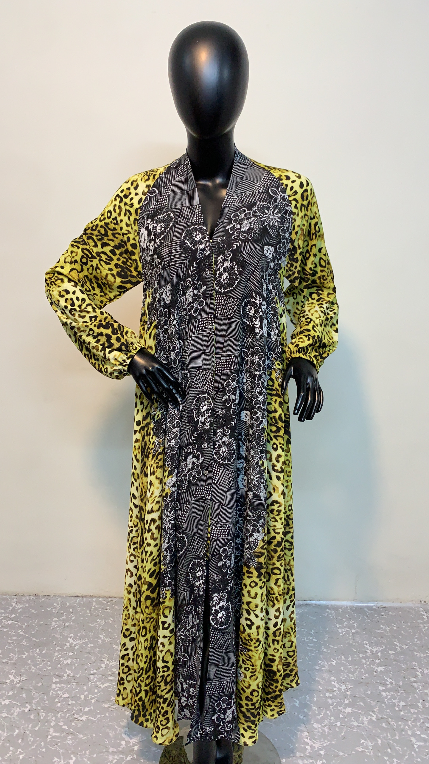 Savage Fusion – Leopard & Lace Abaya - Image 2